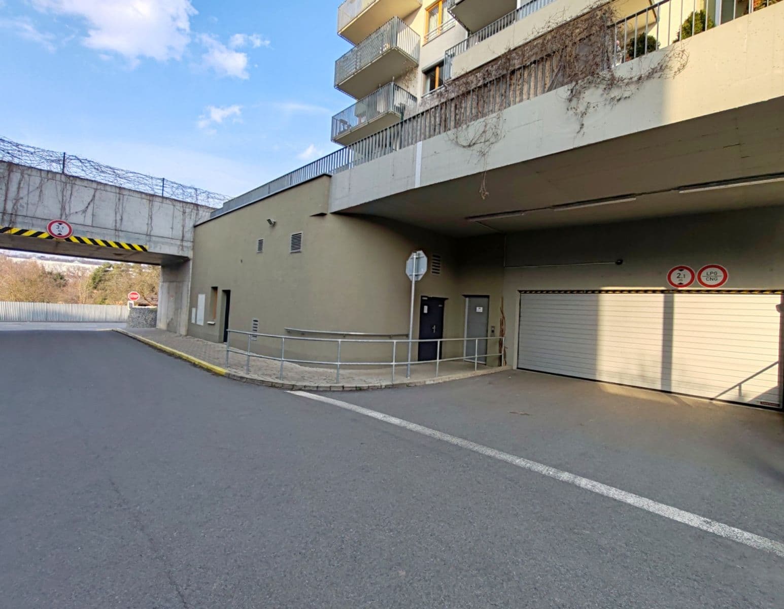 Prenájom garáže 14 m², Modrého, Praha, Praha Prenájom garáže 14 m², Modrého, Praha, Praha