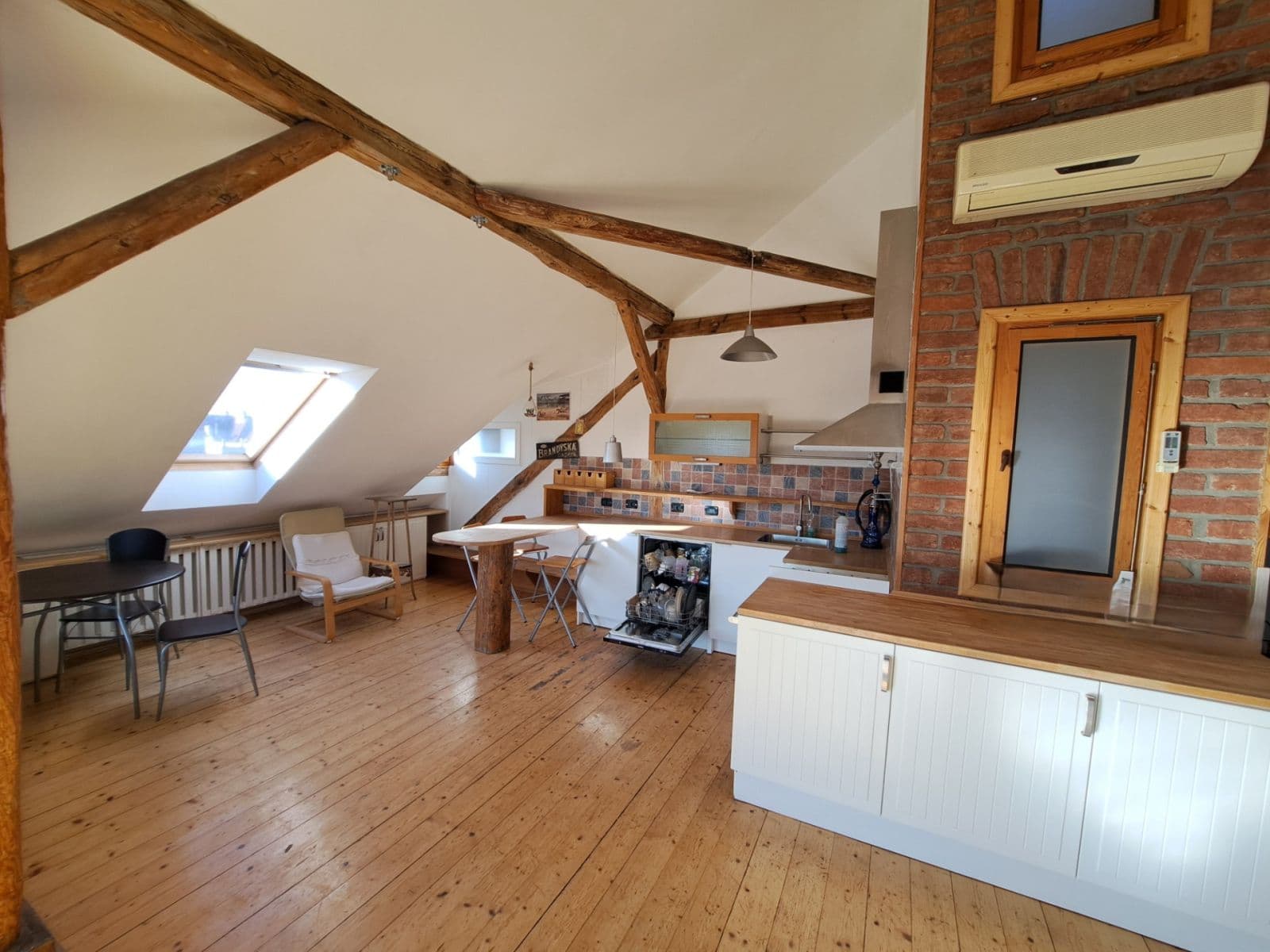 Prenájom bytu 5-izbový 200 m², Němejcova, Plzeň, Plzeňský kraj Prenájom bytu 5-izbový 200 m², Němejcova, Plzeň, Plzeňský kraj