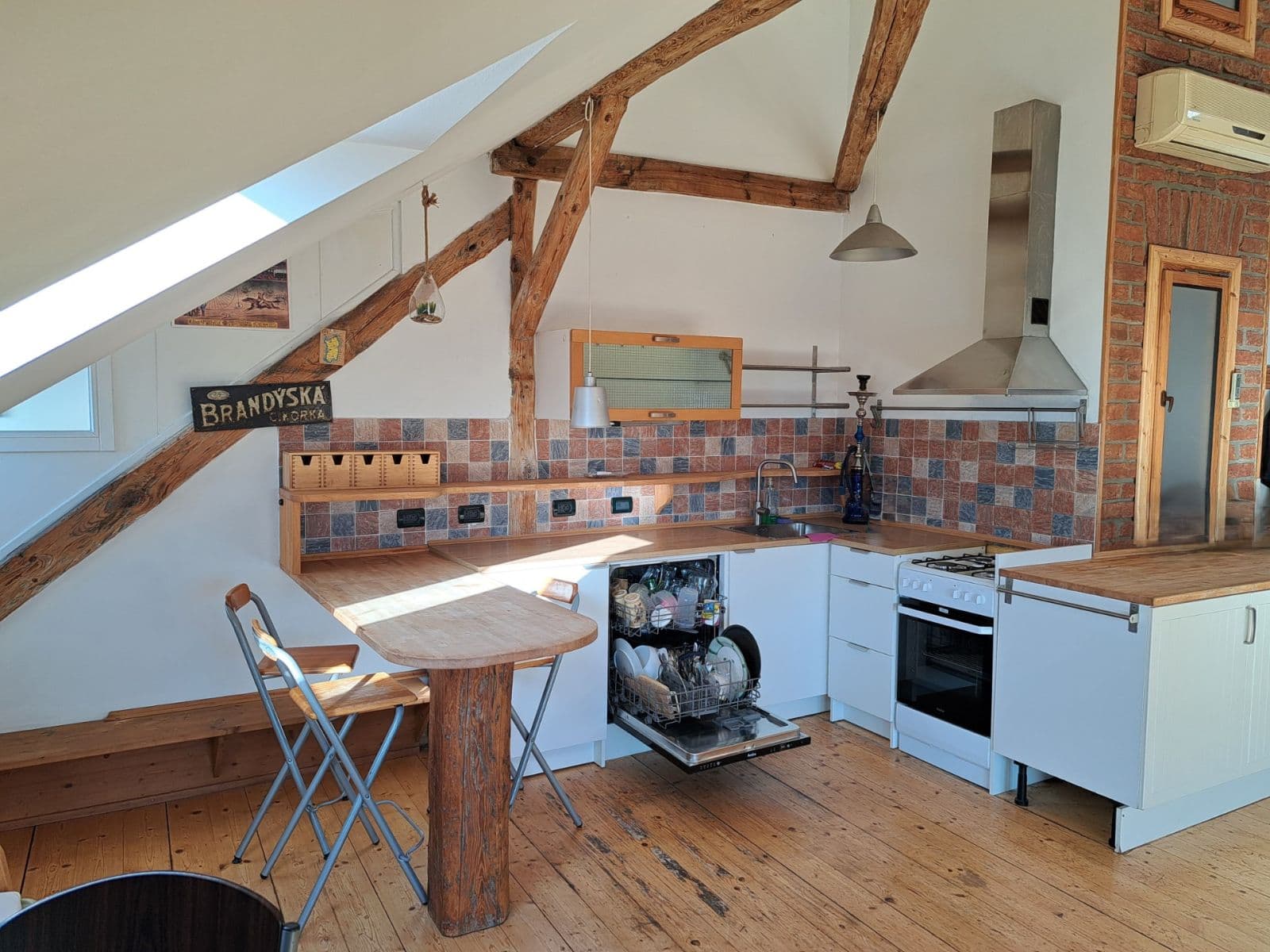 Prenájom bytu 5-izbový 200 m², Němejcova, Plzeň, Plzeňský kraj Prenájom bytu 5-izbový 200 m², Němejcova, Plzeň, Plzeňský kraj