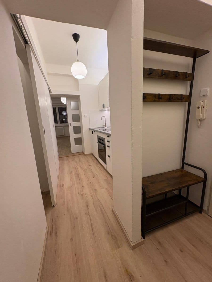 Prenájom bytu 1-izbový 33 m², Pod Strojírnami, Praha, Praha Prenájom bytu 1-izbový 33 m², Pod Strojírnami, Praha, Praha