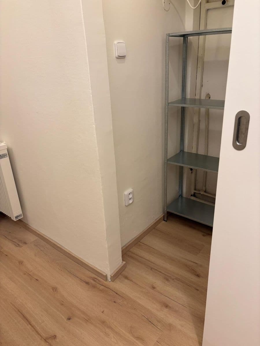Prenájom bytu 1-izbový 33 m², Pod Strojírnami, Praha, Praha Prenájom bytu 1-izbový 33 m², Pod Strojírnami, Praha, Praha