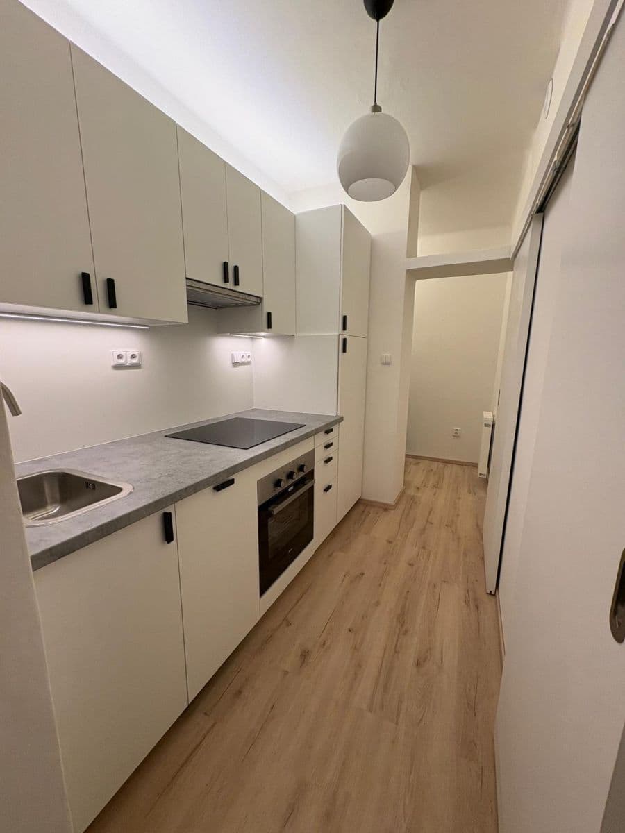 Prenájom bytu 1-izbový 33 m², Pod Strojírnami, Praha, Praha Prenájom bytu 1-izbový 33 m², Pod Strojírnami, Praha, Praha