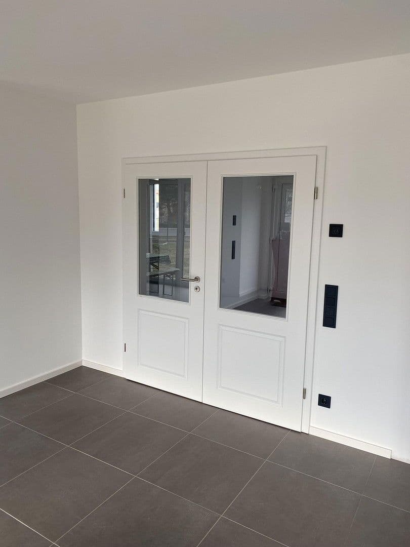 Predaj domu 151 m², pozemek 920 m², Ponnsdorfer Weg 4 A, Sonnewalde, Brandenbursko Predaj domu 151 m², pozemek 920 m², Ponnsdorfer Weg 4 A, Sonnewalde, Brandenbursko