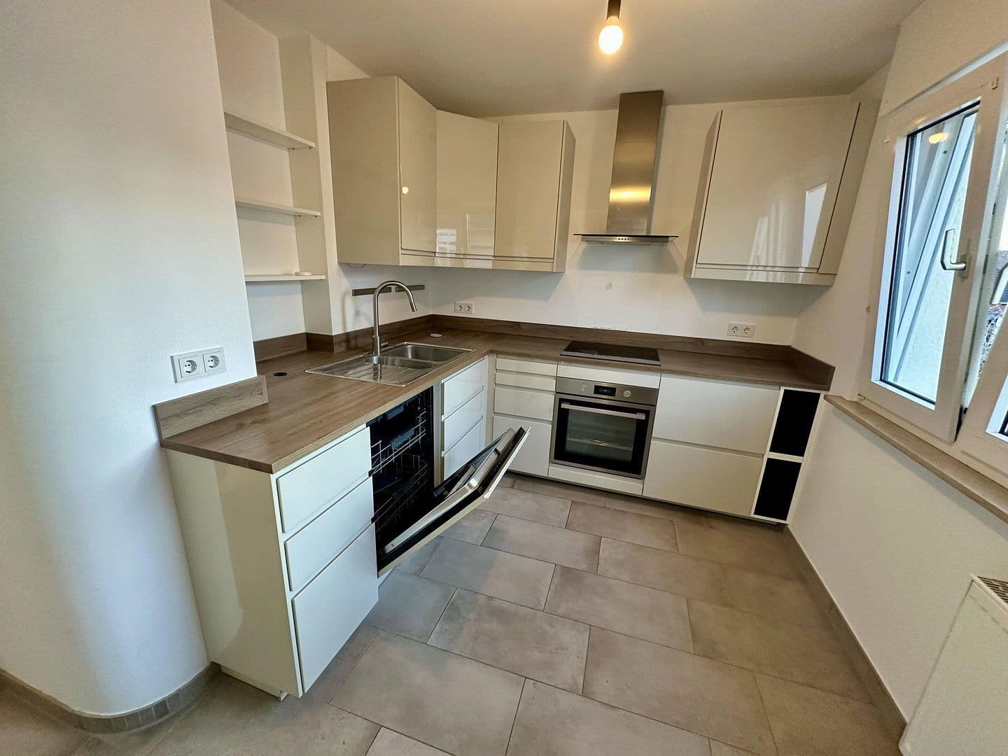 Prenájom bytu 4-izbový 110 m², Mühlheim am Main, Hesensko Prenájom bytu 4-izbový 110 m², Mühlheim am Main, Hesensko