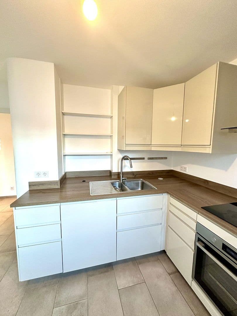 Prenájom bytu 4-izbový 110 m², Mühlheim am Main, Hesensko Prenájom bytu 4-izbový 110 m², Mühlheim am Main, Hesensko