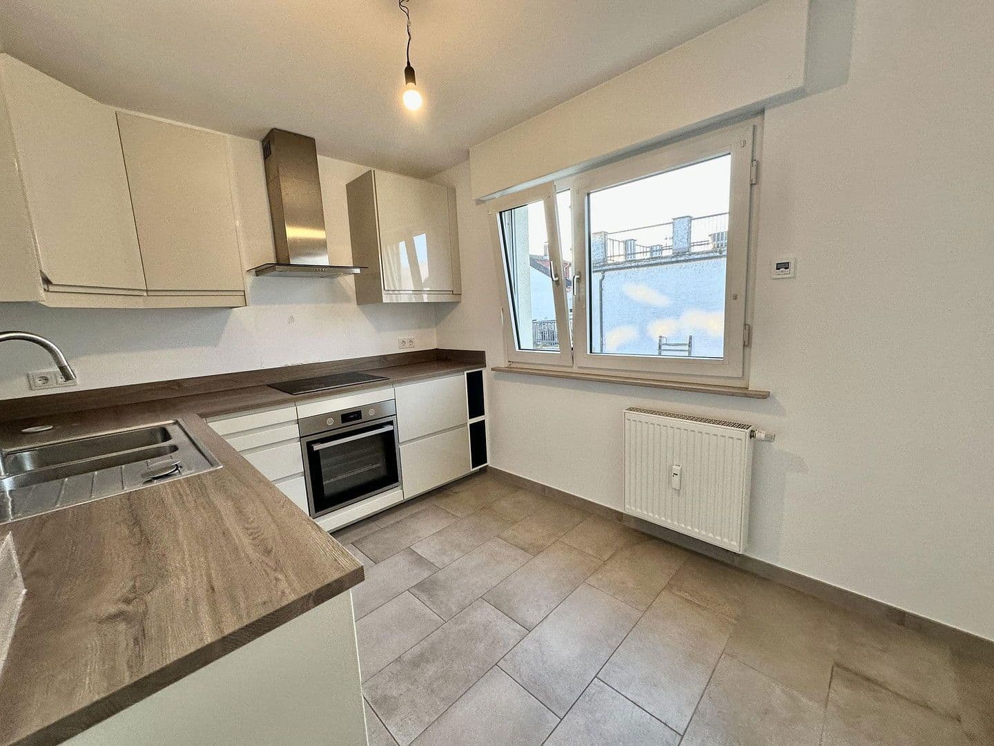 Prenájom bytu 4-izbový 110 m², Mühlheim am Main, Hesensko Prenájom bytu 4-izbový 110 m², Mühlheim am Main, Hesensko