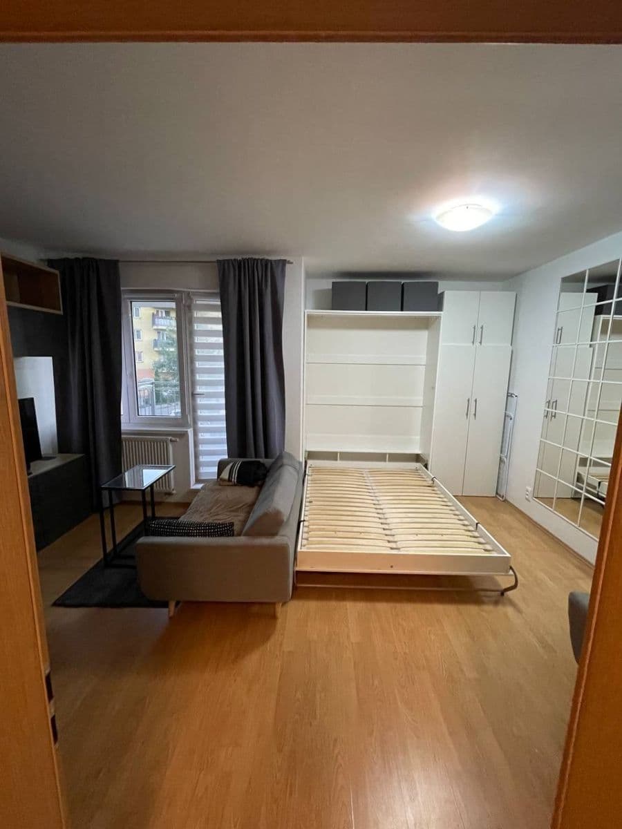 Prenájom bytu 1-izbový 31 m², V Honech, Klecany, Středočeský kraj Prenájom bytu 1-izbový 31 m², V Honech, Klecany, Středočeský kraj