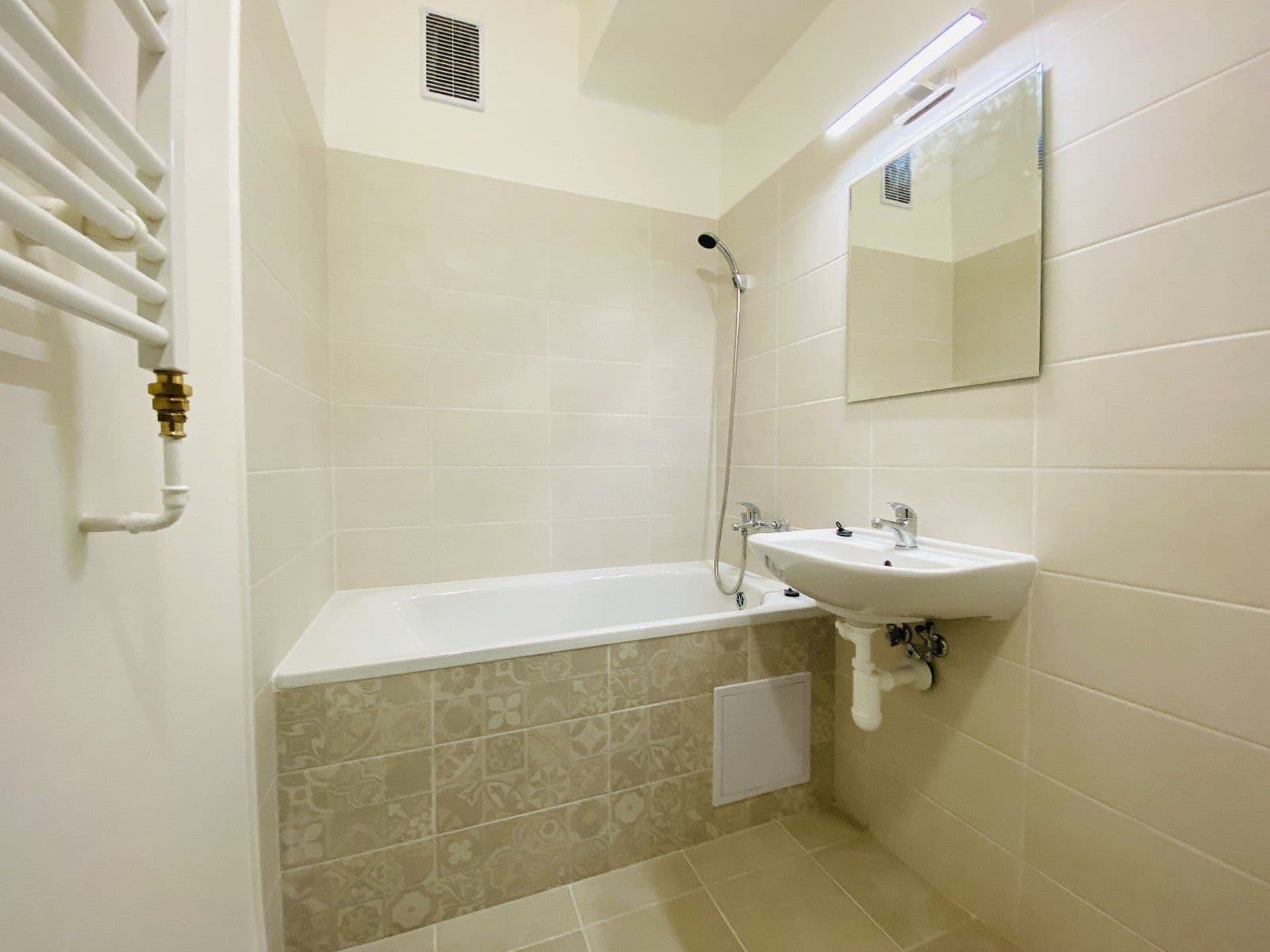 Prenájom bytu 3-izbový 60 m², Dlouhá třída, Havířov, Moravskoslezský kraj Prenájom bytu 3-izbový 60 m², Dlouhá třída, Havířov, Moravskoslezský kraj