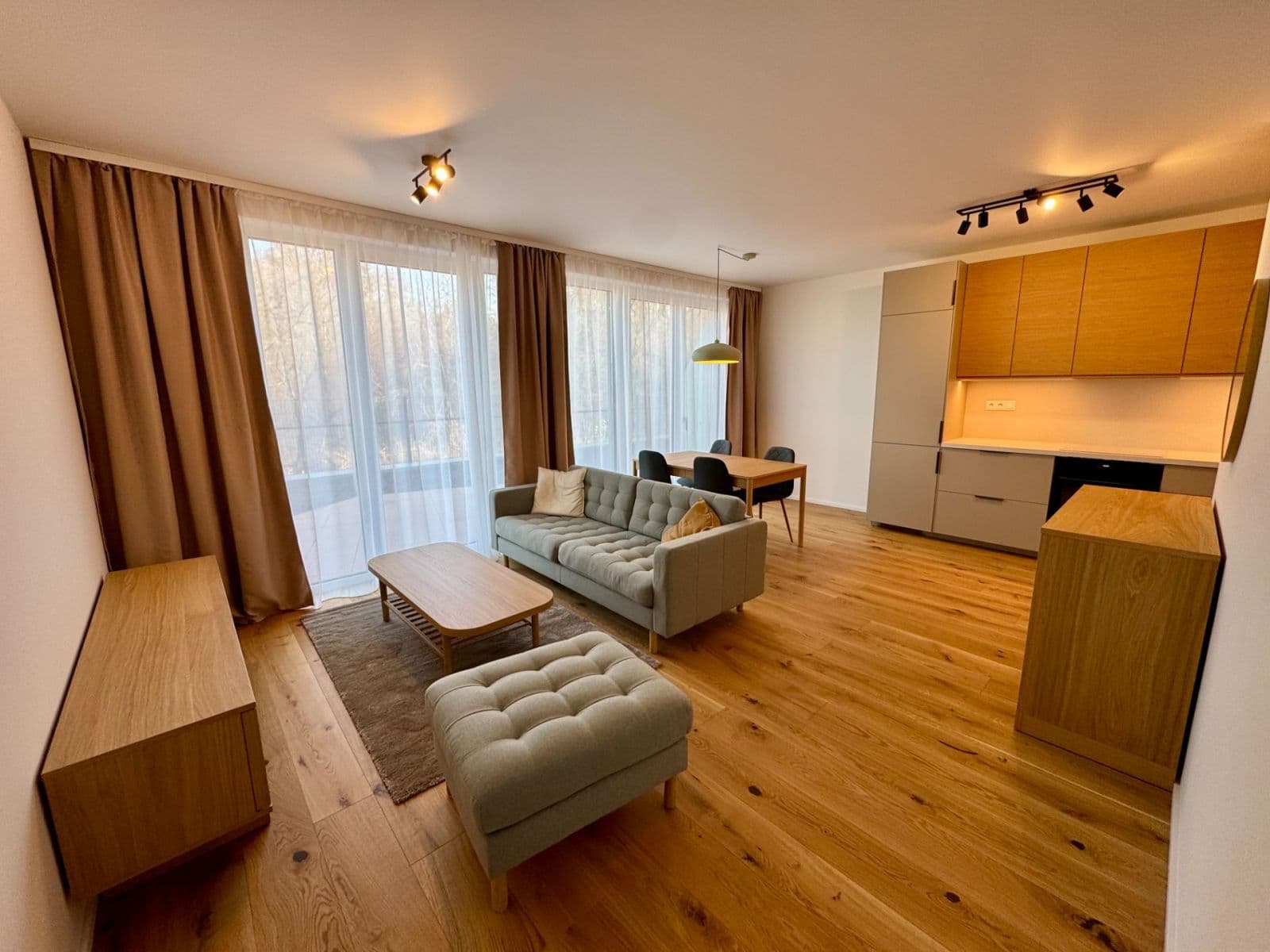 Prenájom bytu 2-izbový 110 m², U Komína, Praha, Praha Prenájom bytu 2-izbový 110 m², U Komína, Praha, Praha