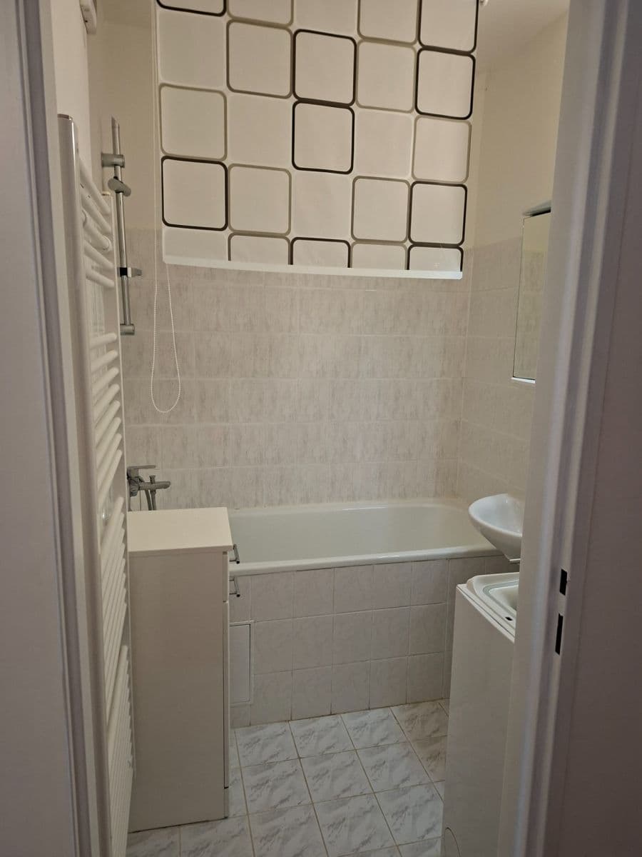 Prenájom bytu 3-izbový 82 m², Bašteckého, Praha, Praha Prenájom bytu 3-izbový 82 m², Bašteckého, Praha, Praha