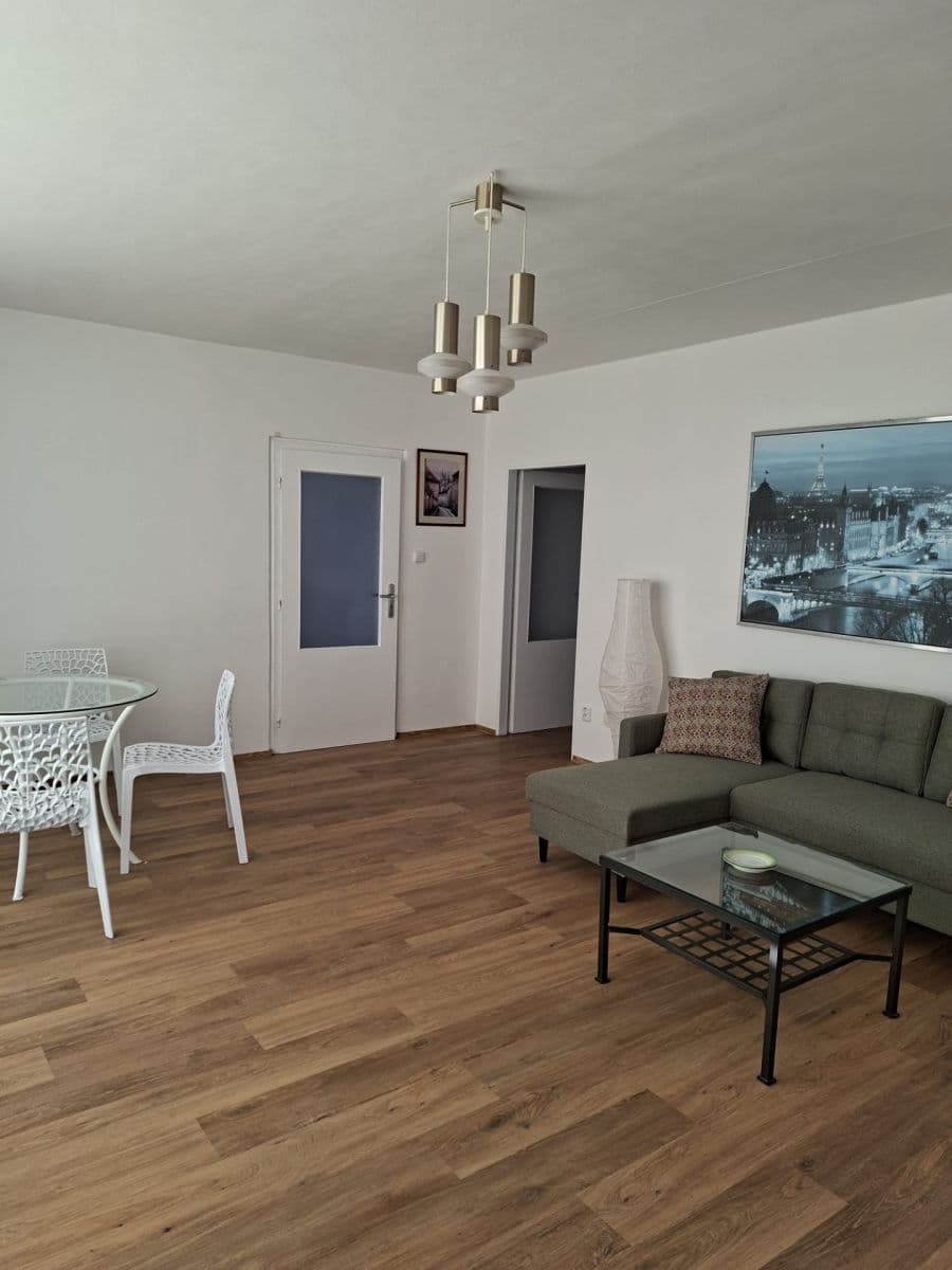 Prenájom bytu 3-izbový 82 m², Bašteckého, Praha, Praha Prenájom bytu 3-izbový 82 m², Bašteckého, Praha, Praha