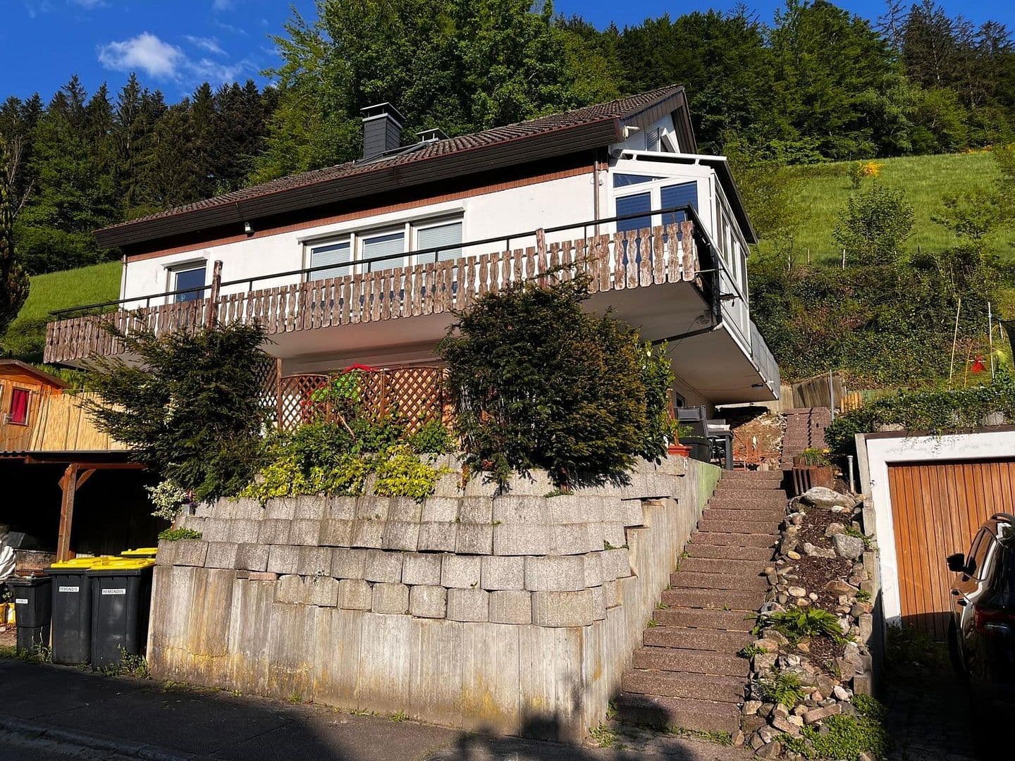 Predaj domu 236 m², pozemek 692 m², Hirschenweg 14, Buchenbach, Bádensko-Wurttembersko Predaj domu 236 m², pozemek 692 m², Hirschenweg 14, Buchenbach, Bádensko-Wurttembersko