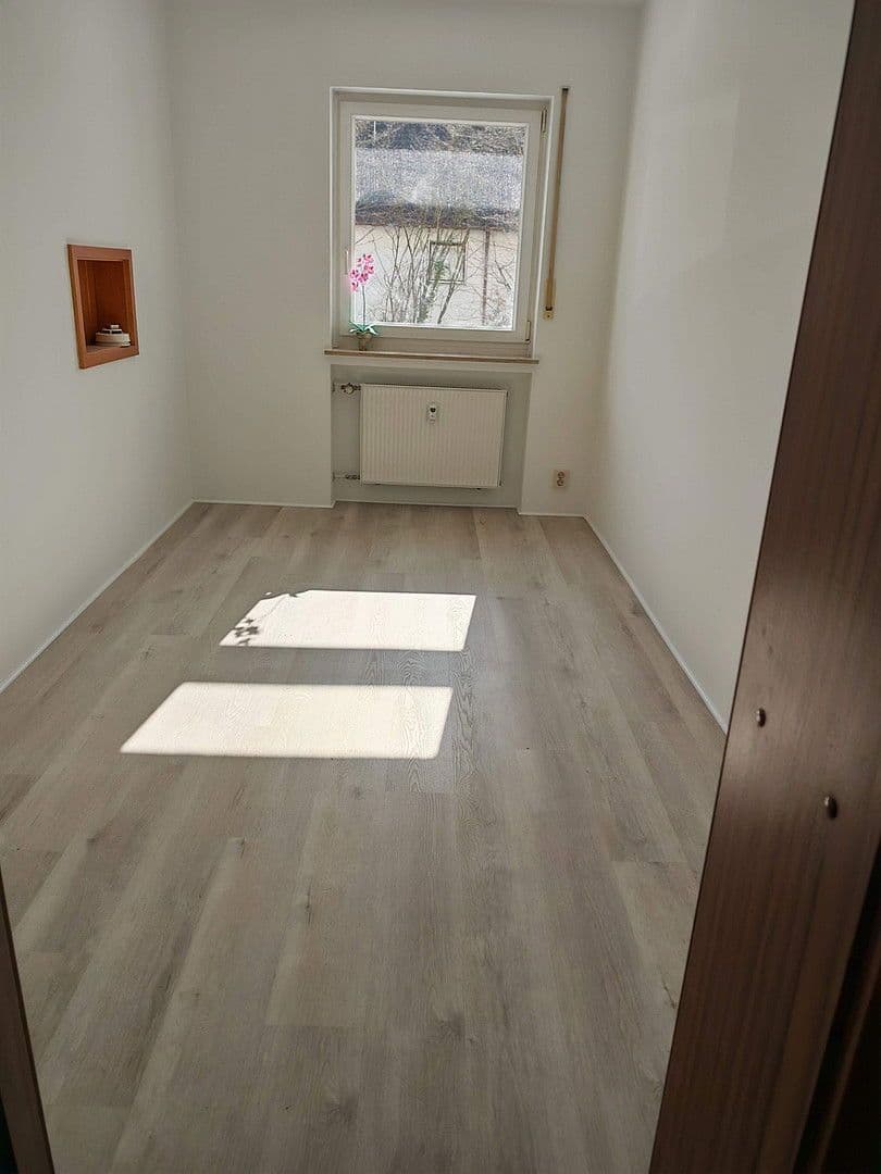 Prenájom bytu 3-izbový 89 m², Uttenreuth, Bavorsko Prenájom bytu 3-izbový 89 m², Uttenreuth, Bavorsko