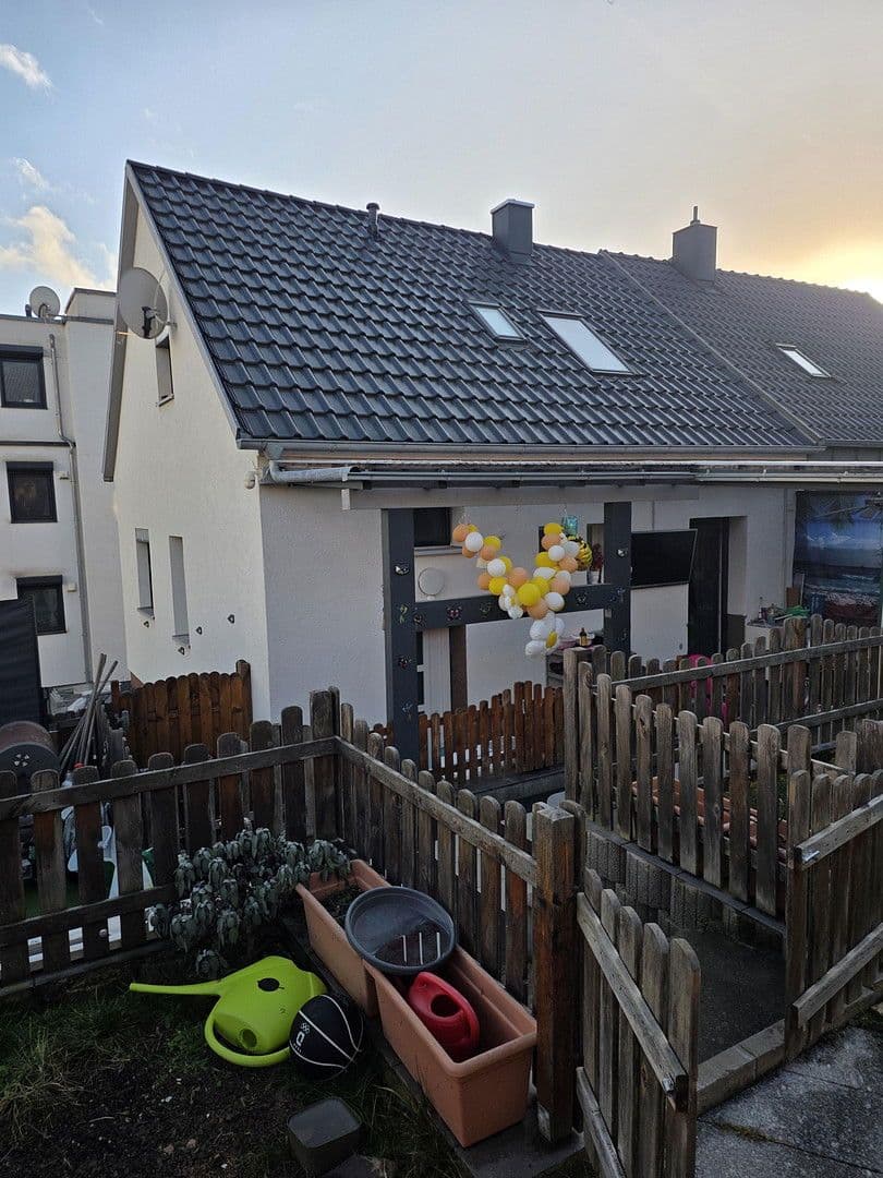 Predaj domu 120 m², pozemek 365 m², Schutzenstrasse, 21/1, Niefern-Öschelbronn, Bádensko-Wurttembersko Predaj domu 120 m², pozemek 365 m², Schutzenstrasse, 21/1, Niefern-Öschelbronn, Bádensko-Wurttembersko