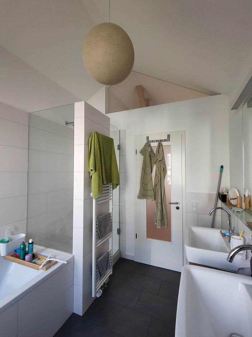 Prenájom bytu 4-izbový 114 m², Rheingaustraße 122, Wiesbaden-Biebrich, Hesensko Prenájom bytu 4-izbový 114 m², Rheingaustraße 122, Wiesbaden-Biebrich, Hesensko