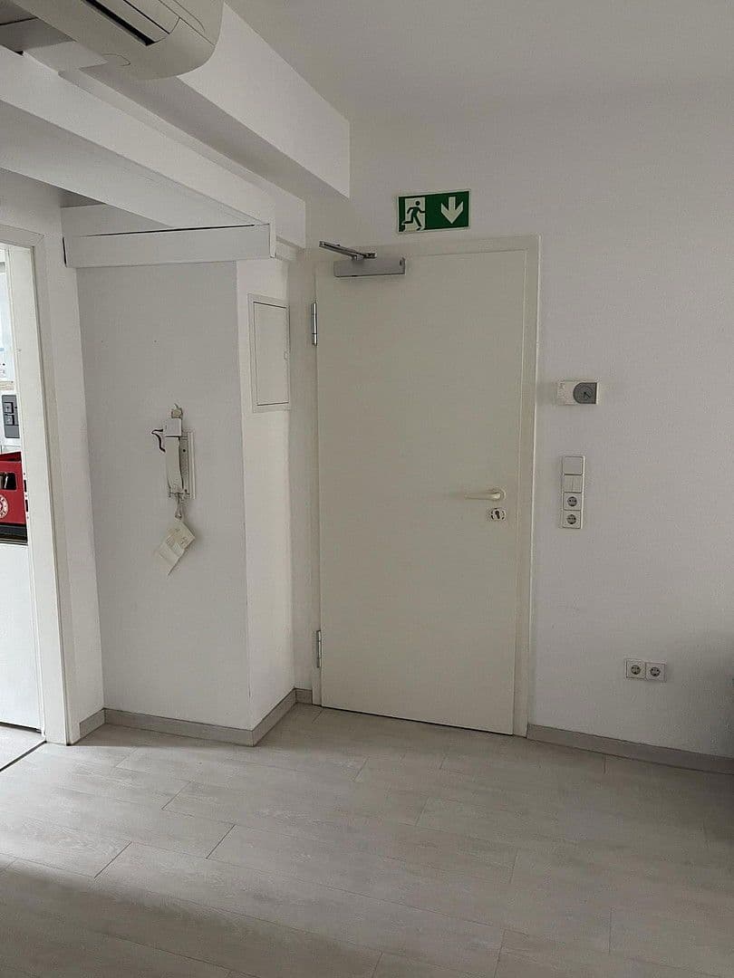 Prenájom kancelárie 52 m², Pliensaustraße 27, Esslingen am Neckar, Bádensko-Wurttembersko Prenájom kancelárie 52 m², Pliensaustraße 27, Esslingen am Neckar, Bádensko-Wurttembersko