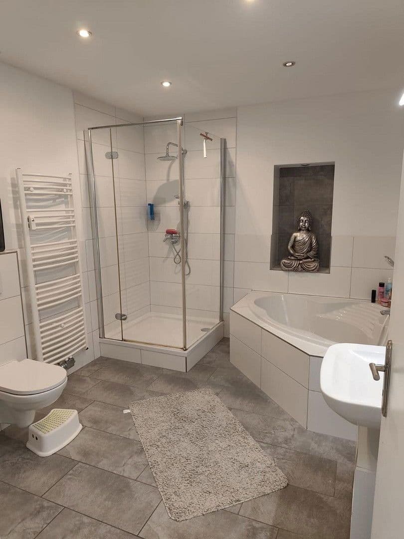 Prenájom bytu 3-izbový 85 m², Oberhausen, Severné Porýnie - Westfálsko Prenájom bytu 3-izbový 85 m², Oberhausen, Severné Porýnie - Westfálsko