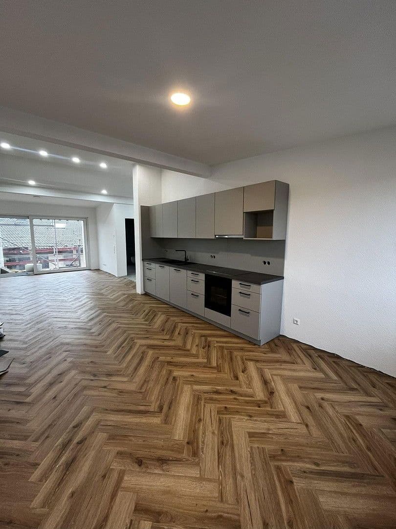 Prenájom bytu 3-izbový 100 m², Nürtingen, Bádensko-Wurttembersko Prenájom bytu 3-izbový 100 m², Nürtingen, Bádensko-Wurttembersko