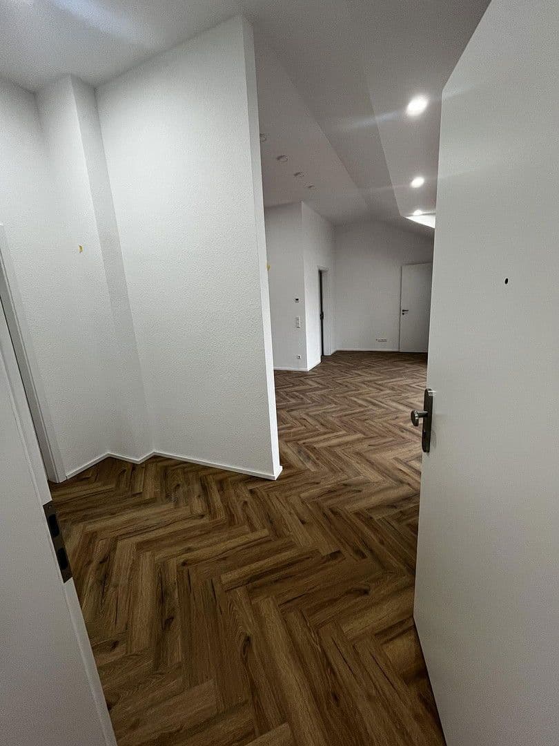 Prenájom bytu 3-izbový 100 m², Nürtingen, Bádensko-Wurttembersko Prenájom bytu 3-izbový 100 m², Nürtingen, Bádensko-Wurttembersko