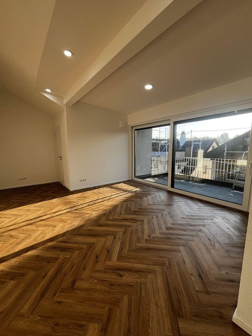 Prenájom bytu 3-izbový 100 m², Nürtingen, Bádensko-Wurttembersko Prenájom bytu 3-izbový 100 m², Nürtingen, Bádensko-Wurttembersko