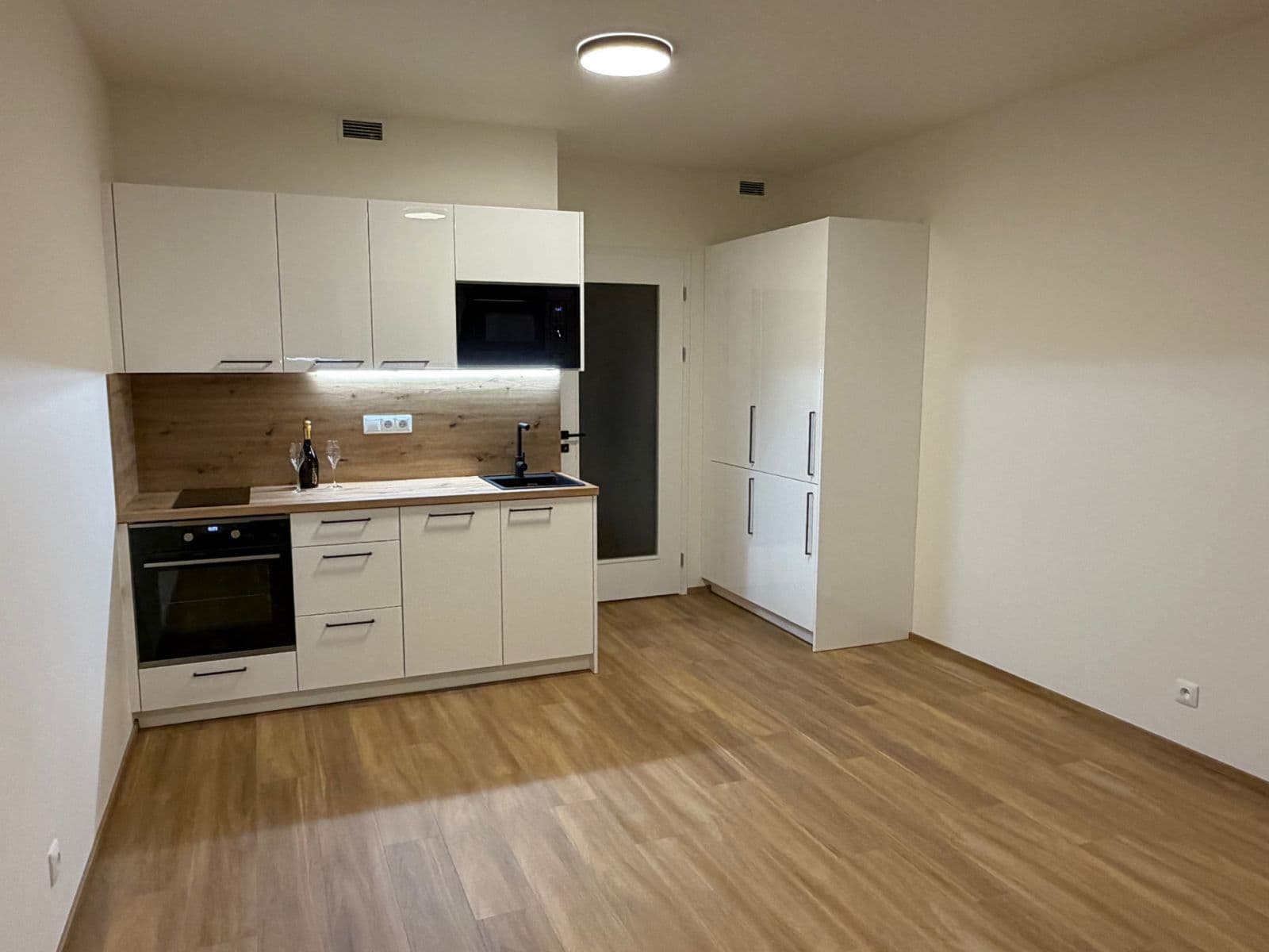 Prenájom bytu 1-izbový 32 m², Poděbradská, Praha, Praha Prenájom bytu 1-izbový 32 m², Poděbradská, Praha, Praha