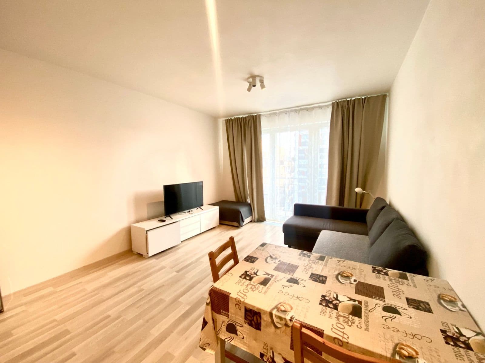 Prenájom bytu 1-izbový 32 m², Mantovská, Praha, Praha Prenájom bytu 1-izbový 32 m², Mantovská, Praha, Praha