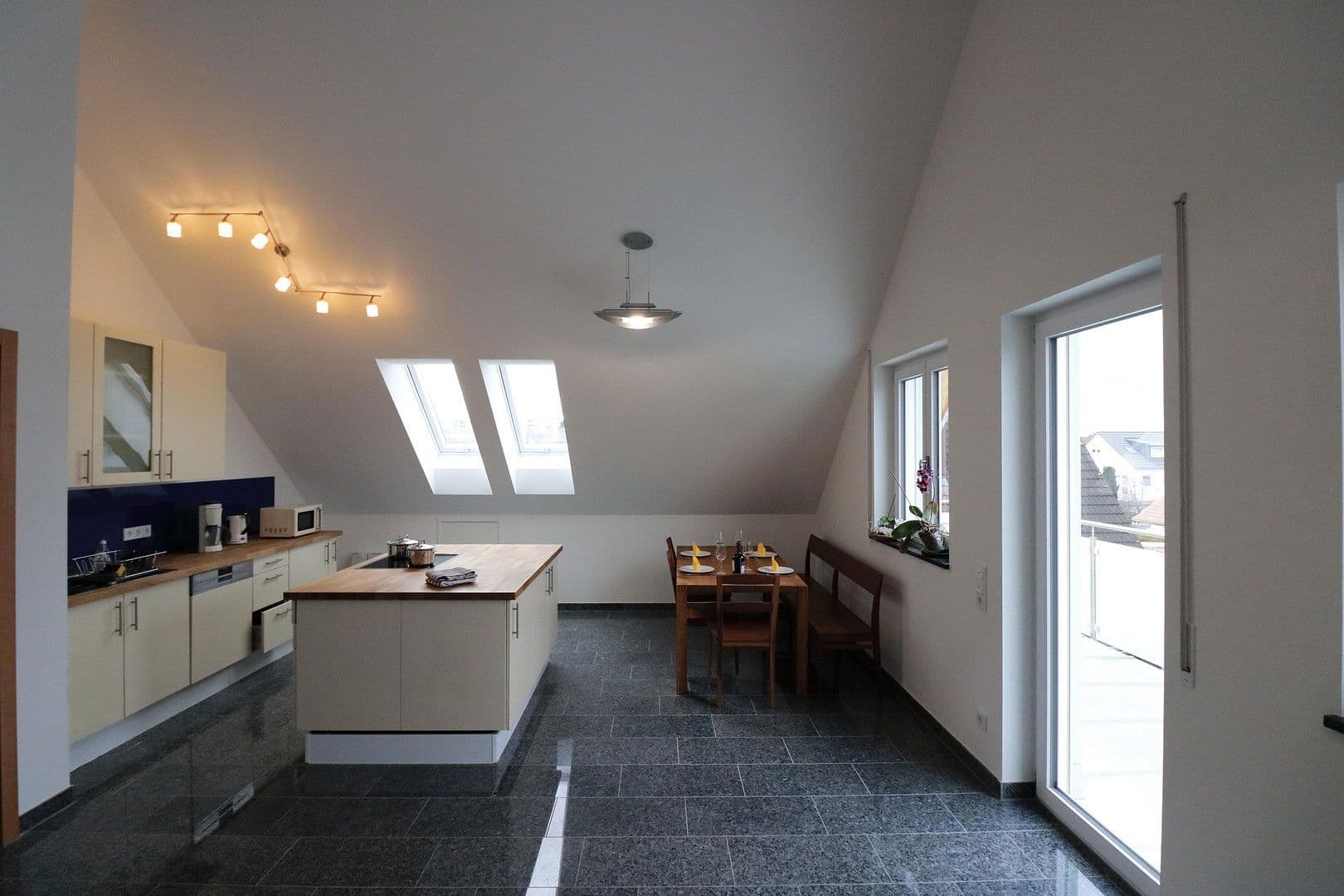 Prenájom bytu 3-izbový 90 m², Senftenauerstraße 154, München, Bavorsko Prenájom bytu 3-izbový 90 m², Senftenauerstraße 154, München, Bavorsko