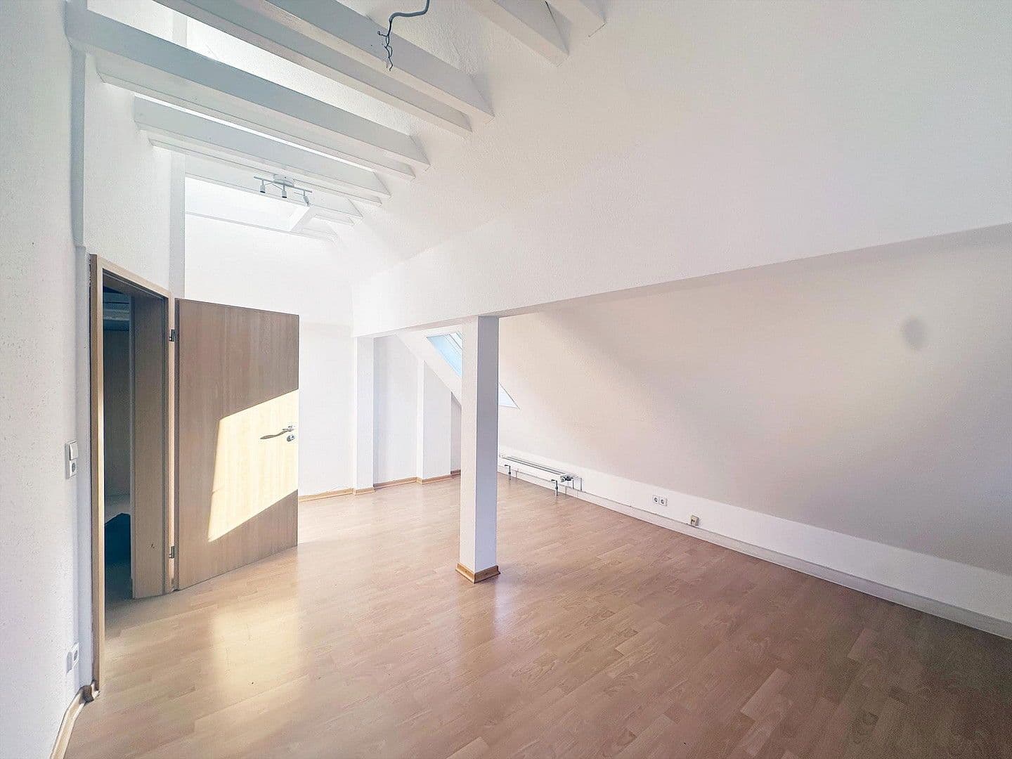 Prenájom bytu 2-izbový 59 m², Stuttgart, Bádensko-Wurttembersko Prenájom bytu 2-izbový 59 m², Stuttgart, Bádensko-Wurttembersko