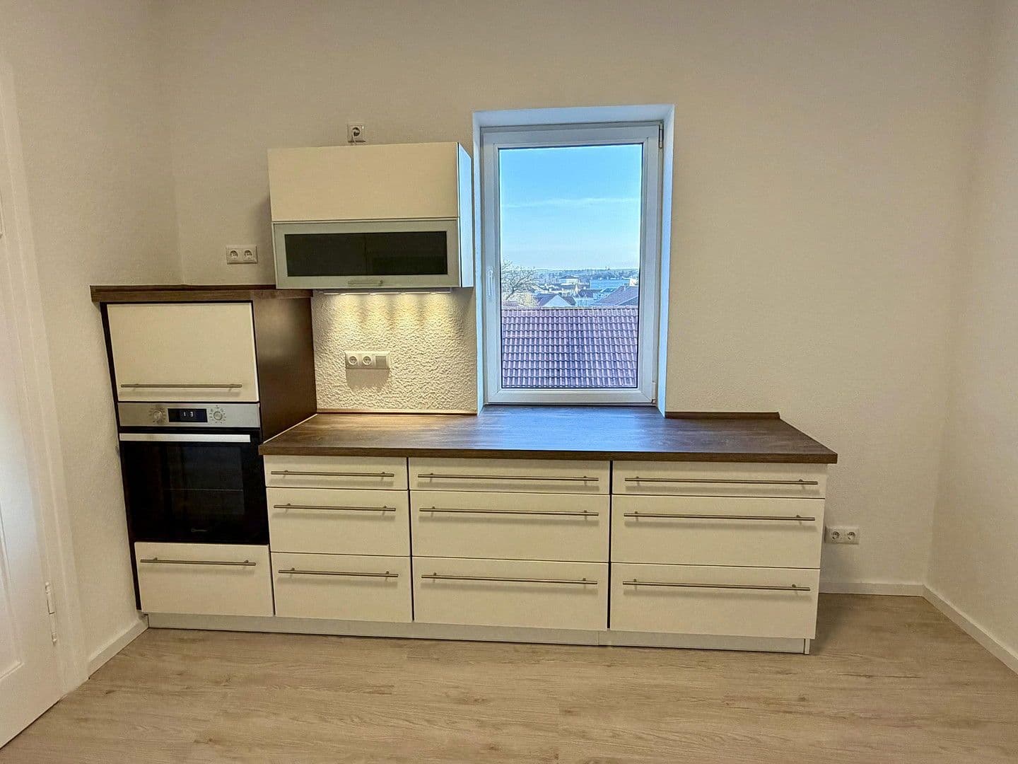 Prenájom bytu 4-izbový 95 m², Ernst-Kohl-Straße 8, Weimar, Durínsko Prenájom bytu 4-izbový 95 m², Ernst-Kohl-Straße 8, Weimar, Durínsko