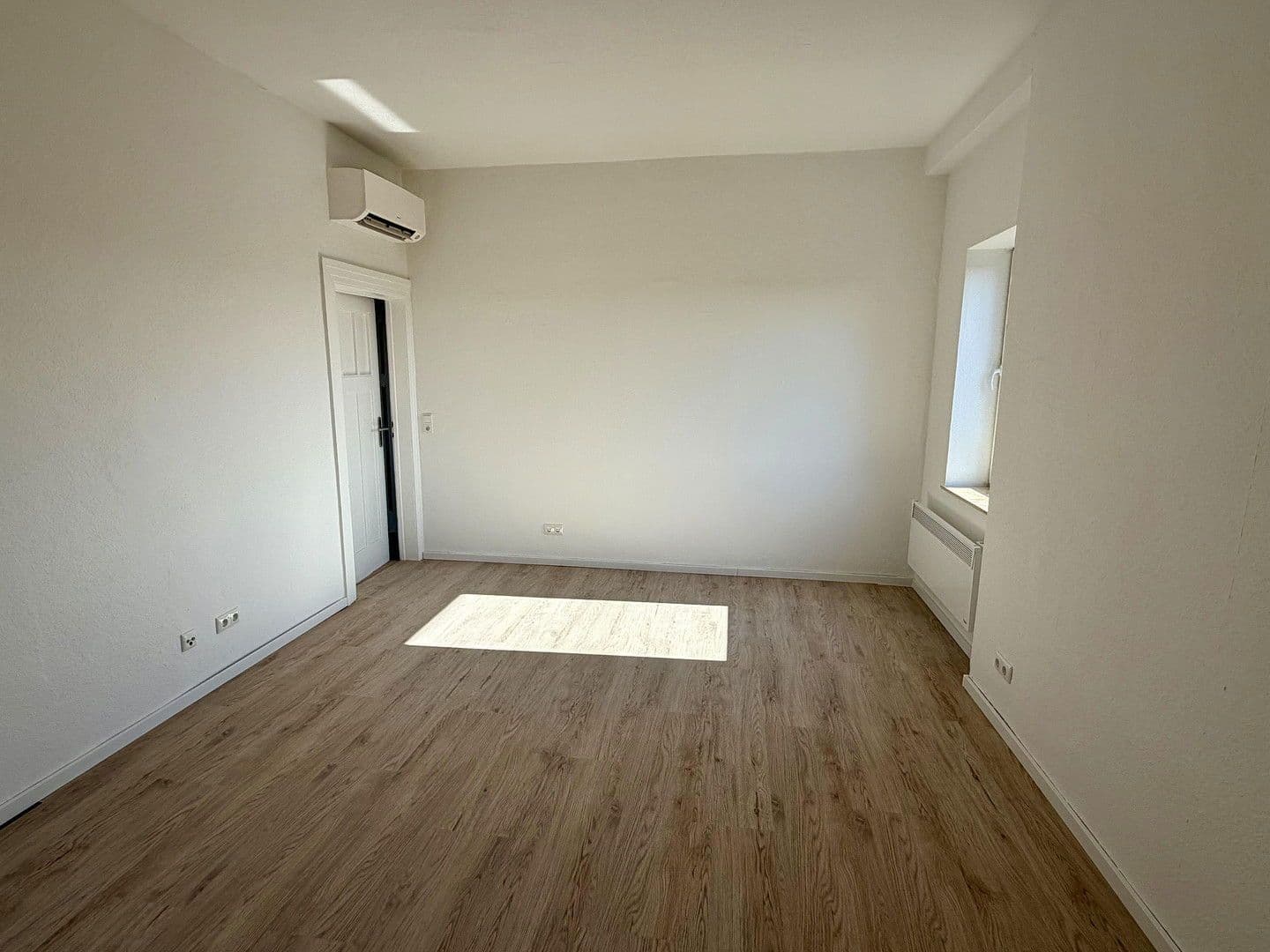 Prenájom bytu 4-izbový 95 m², Ernst-Kohl-Straße 8, Weimar, Durínsko Prenájom bytu 4-izbový 95 m², Ernst-Kohl-Straße 8, Weimar, Durínsko