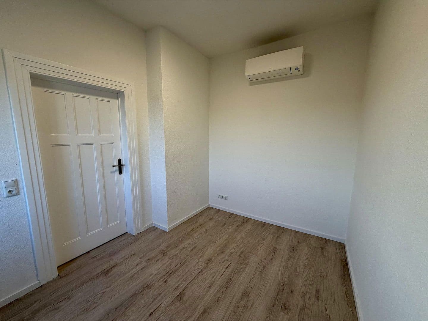 Prenájom bytu 4-izbový 95 m², Ernst-Kohl-Straße 8, Weimar, Durínsko Prenájom bytu 4-izbový 95 m², Ernst-Kohl-Straße 8, Weimar, Durínsko