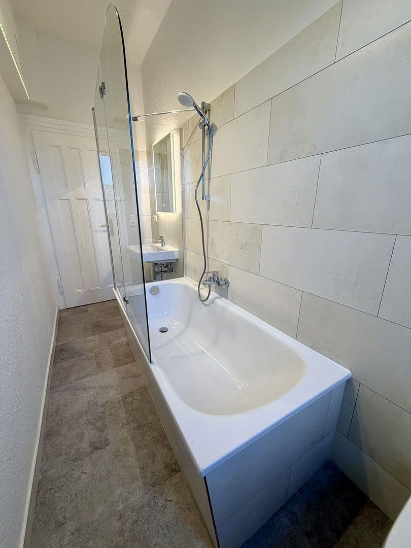 Prenájom bytu 4-izbový 95 m², Ernst-Kohl-Straße 8, Weimar, Durínsko Prenájom bytu 4-izbový 95 m², Ernst-Kohl-Straße 8, Weimar, Durínsko