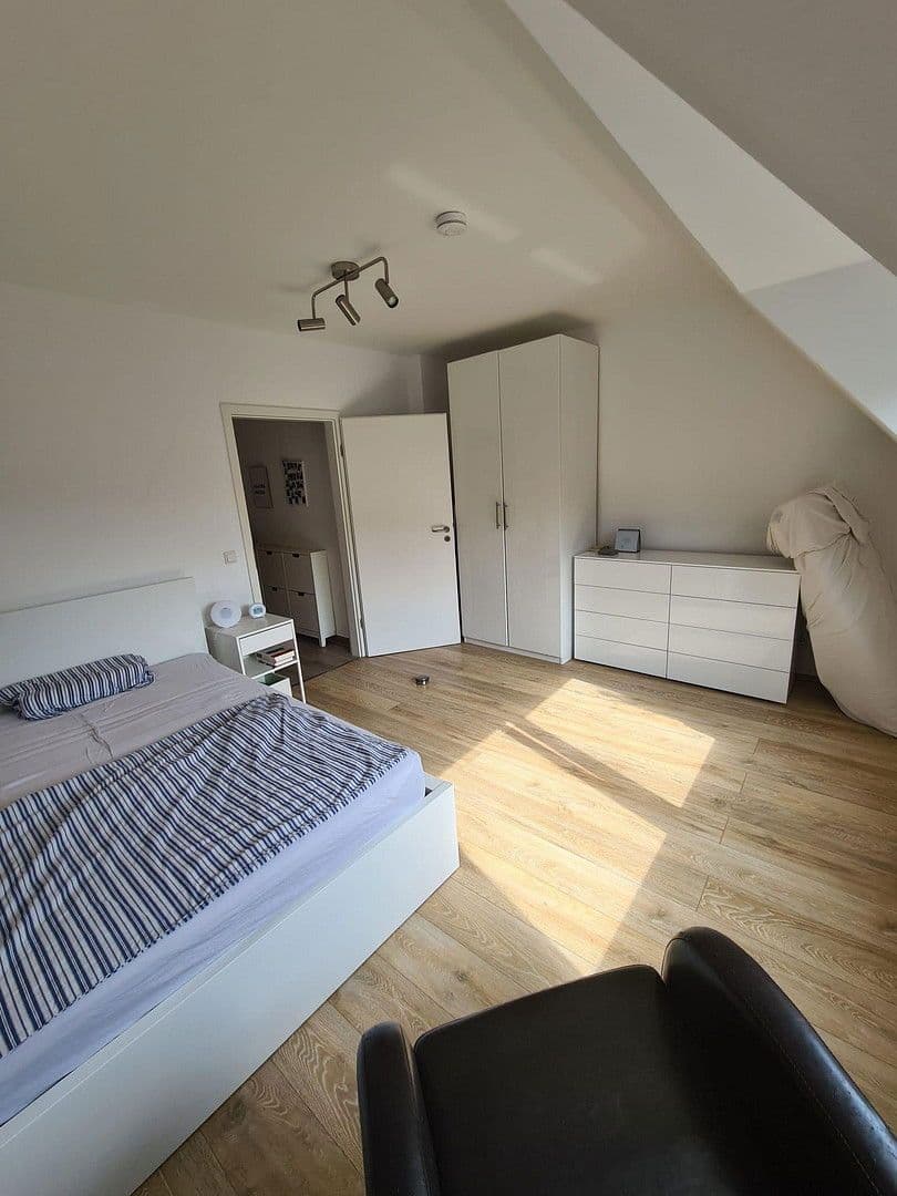 Prenájom bytu 4-izbový 95 m², Schirmerstr. 11, Düsseldorf, Severné Porýnie - Westfálsko Prenájom bytu 4-izbový 95 m², Schirmerstr. 11, Düsseldorf, Severné Porýnie - Westfálsko