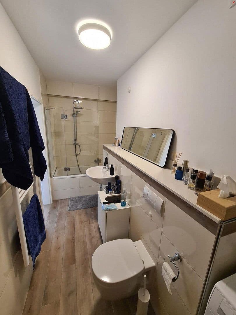 Prenájom bytu 4-izbový 95 m², Schirmerstr. 11, Düsseldorf, Severné Porýnie - Westfálsko Prenájom bytu 4-izbový 95 m², Schirmerstr. 11, Düsseldorf, Severné Porýnie - Westfálsko