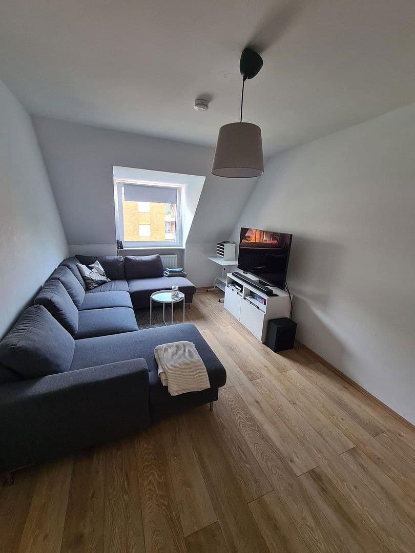 Prenájom bytu 4-izbový 95 m², Schirmerstr. 11, Düsseldorf, Severné Porýnie - Westfálsko Prenájom bytu 4-izbový 95 m², Schirmerstr. 11, Düsseldorf, Severné Porýnie - Westfálsko