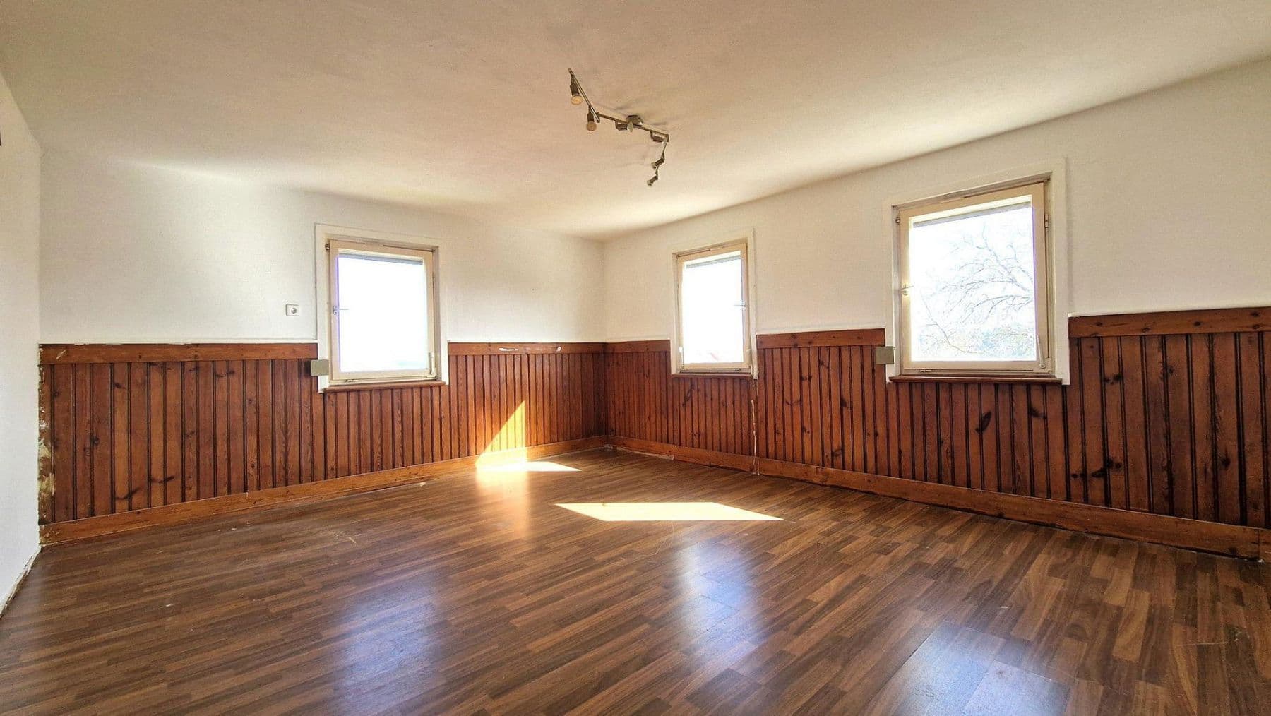 Predaj domu 163 m², pozemek 345 m², Simmersfeld, Bádensko-Wurttembersko Predaj domu 163 m², pozemek 345 m², Simmersfeld, Bádensko-Wurttembersko