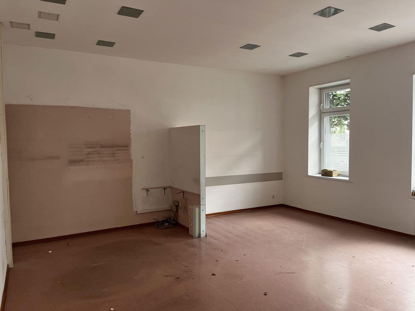 Prenájom kancelárie 116 m², Dietzgenstr. 93, Berlin, Berlín Prenájom kancelárie 116 m², Dietzgenstr. 93, Berlin, Berlín