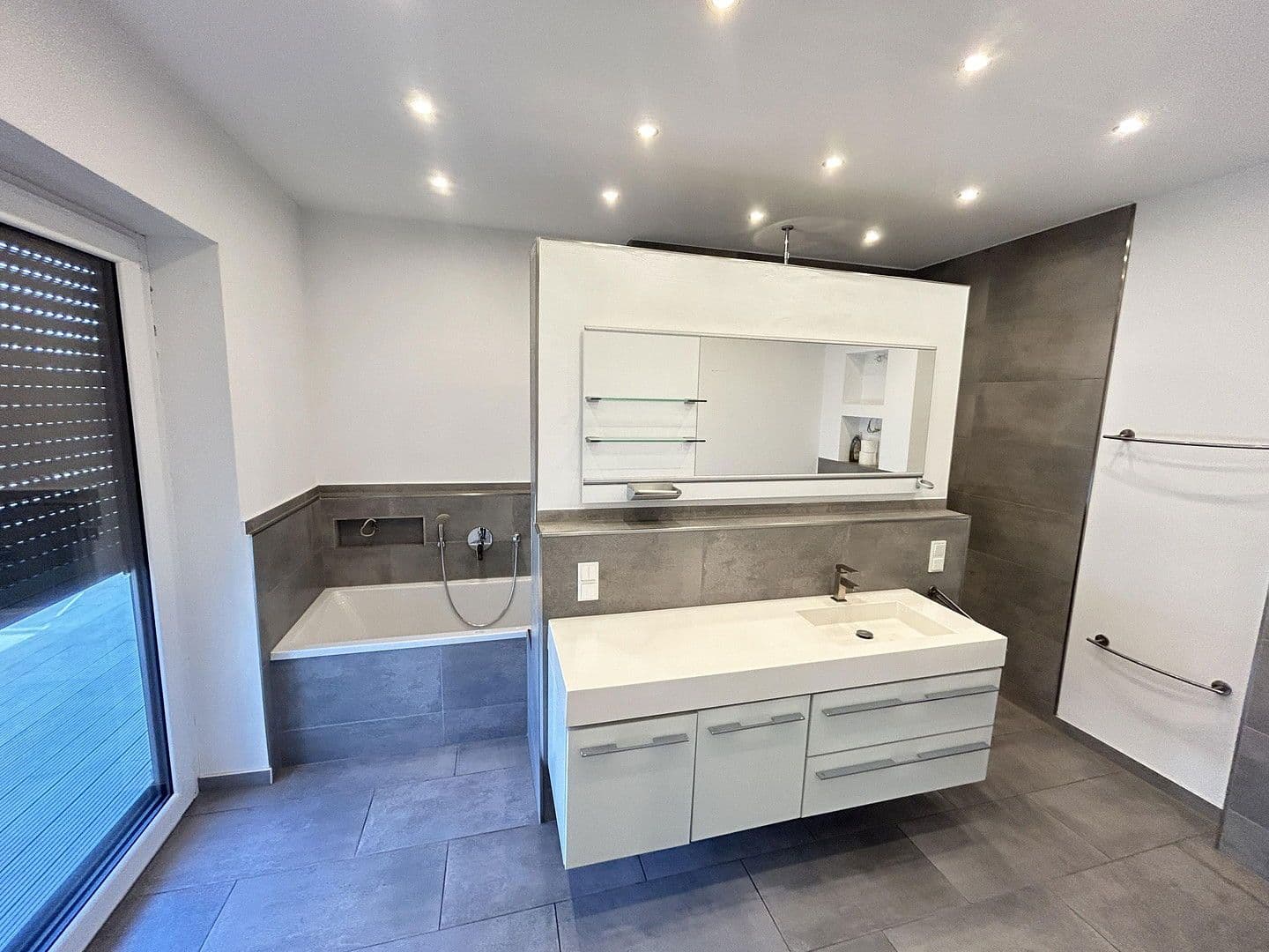 Prenájom bytu 5-izbový 226 m², Lambertusstr.36, Troisdorf, Severné Porýnie - Westfálsko Prenájom bytu 5-izbový 226 m², Lambertusstr.36, Troisdorf, Severné Porýnie - Westfálsko