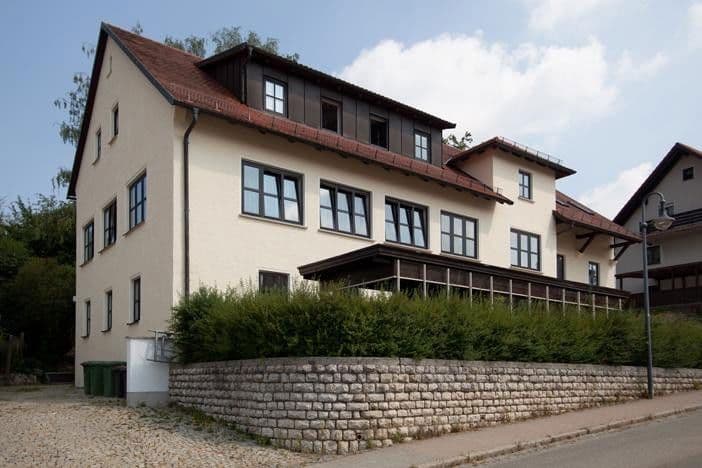Predaj domu 510 m², pozemek 1.042 m², Neufahrner Straße 33, Rottenburg a. d. Laaber, Bavorsko Predaj domu 510 m², pozemek 1.042 m², Neufahrner Straße 33, Rottenburg a. d. Laaber, Bavorsko