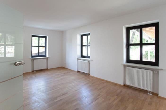 Predaj domu 510 m², pozemek 1.042 m², Neufahrner Straße 33, Rottenburg a. d. Laaber, Bavorsko Predaj domu 510 m², pozemek 1.042 m², Neufahrner Straße 33, Rottenburg a. d. Laaber, Bavorsko