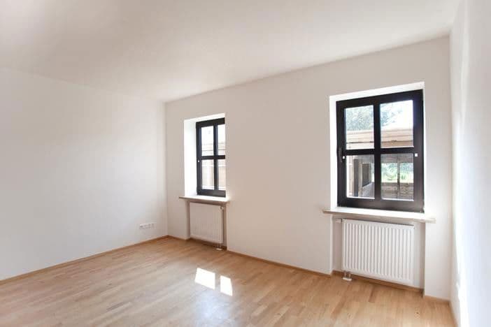 Predaj domu 510 m², pozemek 1.042 m², Neufahrner Straße 33, Rottenburg a. d. Laaber, Bavorsko Predaj domu 510 m², pozemek 1.042 m², Neufahrner Straße 33, Rottenburg a. d. Laaber, Bavorsko