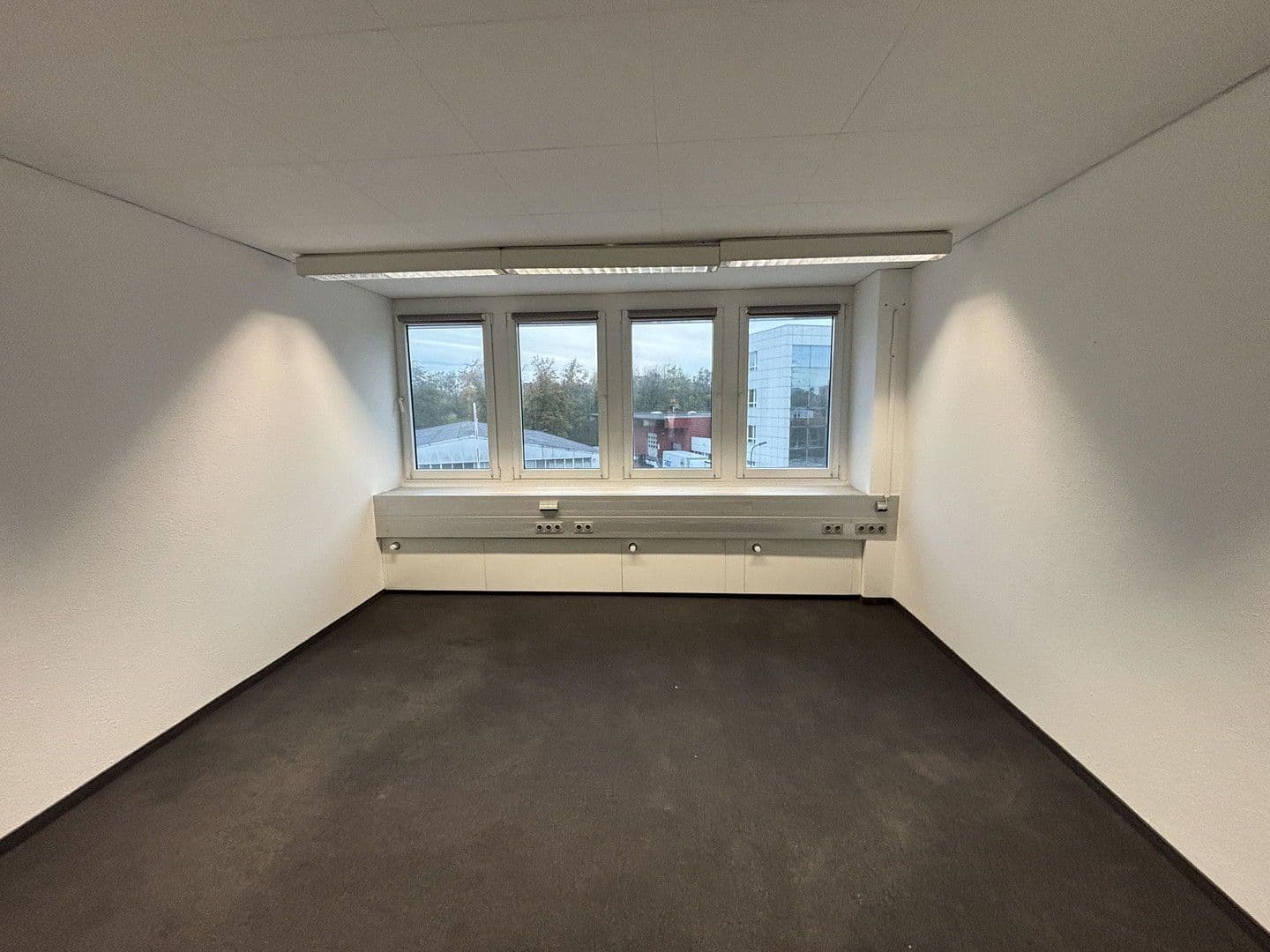 Prenájom kancelárie 600 m², Moselstr. 14, Neuss, Severné Porýnie - Westfálsko Prenájom kancelárie 600 m², Moselstr. 14, Neuss, Severné Porýnie - Westfálsko
