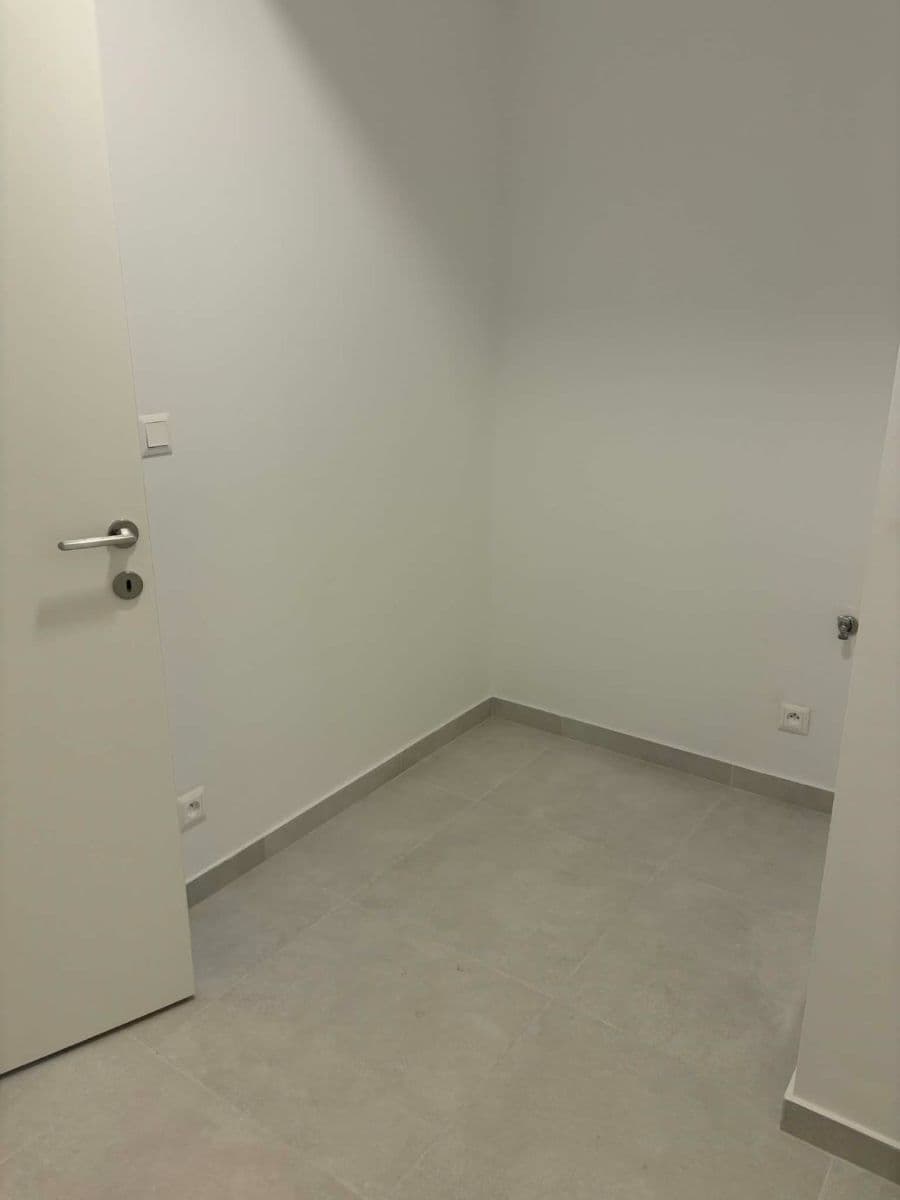 Prenájom bytu 1-izbový 60 m², Pálenecká, Hradec Králové, Královéhradecký kraj Prenájom bytu 1-izbový 60 m², Pálenecká, Hradec Králové, Královéhradecký kraj