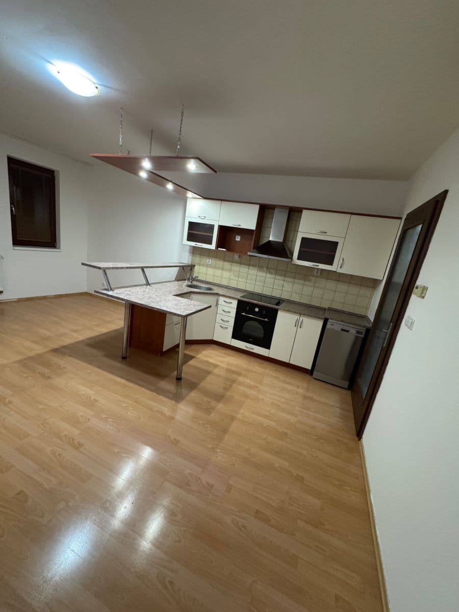 Prenájom bytu 3-izbový 75 m², Chelčického, Kolín, Středočeský kraj Prenájom bytu 3-izbový 75 m², Chelčického, Kolín, Středočeský kraj