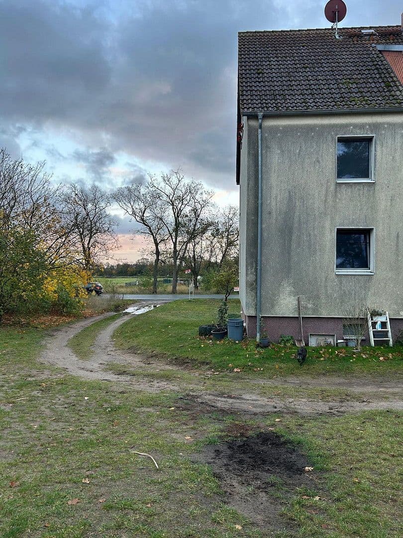 Predaj domu 3.286 m², pozemek 3.286 m², Dorfstr. 90, Fehrbellin, Brandenbursko Predaj domu 3.286 m², pozemek 3.286 m², Dorfstr. 90, Fehrbellin, Brandenbursko