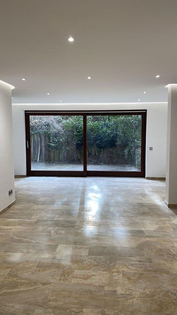 Prenájom bytu 3-izbový 90 m², Sindelfingen, Bádensko-Wurttembersko Prenájom bytu 3-izbový 90 m², Sindelfingen, Bádensko-Wurttembersko