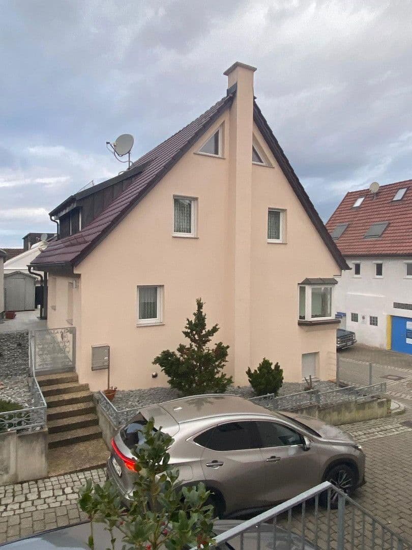 Predaj domu 142 m², pozemek 180 m², Wiesbrunnenstrasse 14, Plochingen, Bádensko-Wurttembersko Predaj domu 142 m², pozemek 180 m², Wiesbrunnenstrasse 14, Plochingen, Bádensko-Wurttembersko