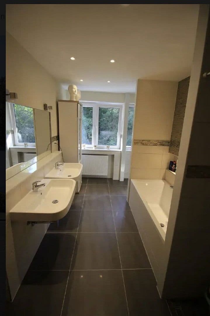 Prenájom bytu 6-izbový 180 m², Göttschieder Str. 7, Idar-Oberstein, Porýnie-Falcko Prenájom bytu 6-izbový 180 m², Göttschieder Str. 7, Idar-Oberstein, Porýnie-Falcko