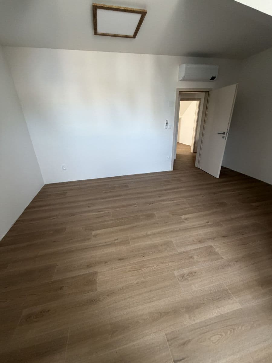 Prenájom bytu 4-izbový 130 m², Novohradská, České Budějovice, Jihočeský kraj Prenájom bytu 4-izbový 130 m², Novohradská, České Budějovice, Jihočeský kraj