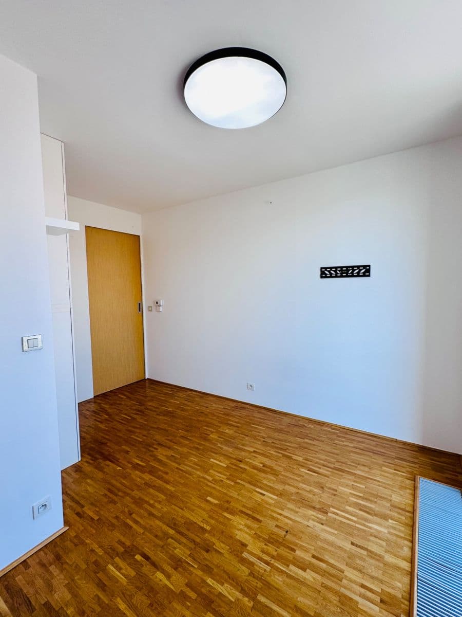Prenájom bytu 3-izbový 77 m², Pod Hliništěm, Praha, Praha Prenájom bytu 3-izbový 77 m², Pod Hliništěm, Praha, Praha